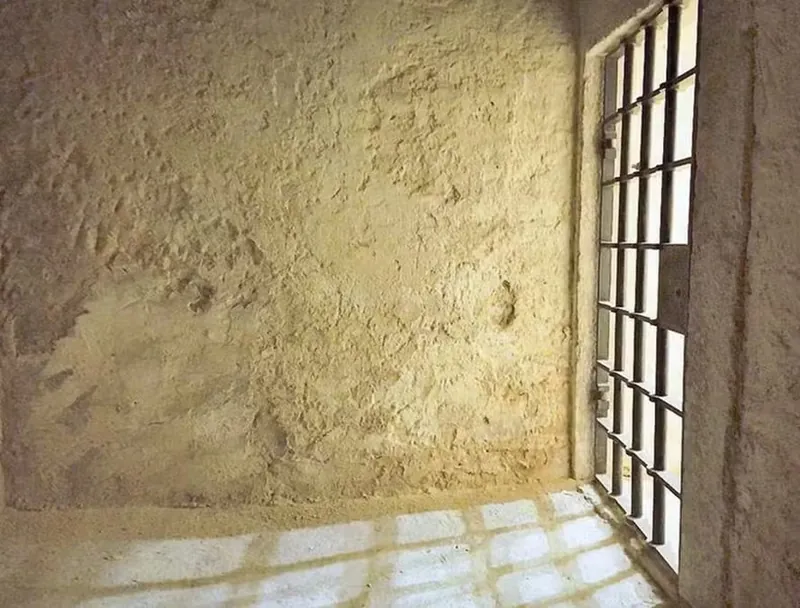 Cela onde Tiradentes ficou preso na Ilha das Cobras, com parede de rocha e grade de ferro