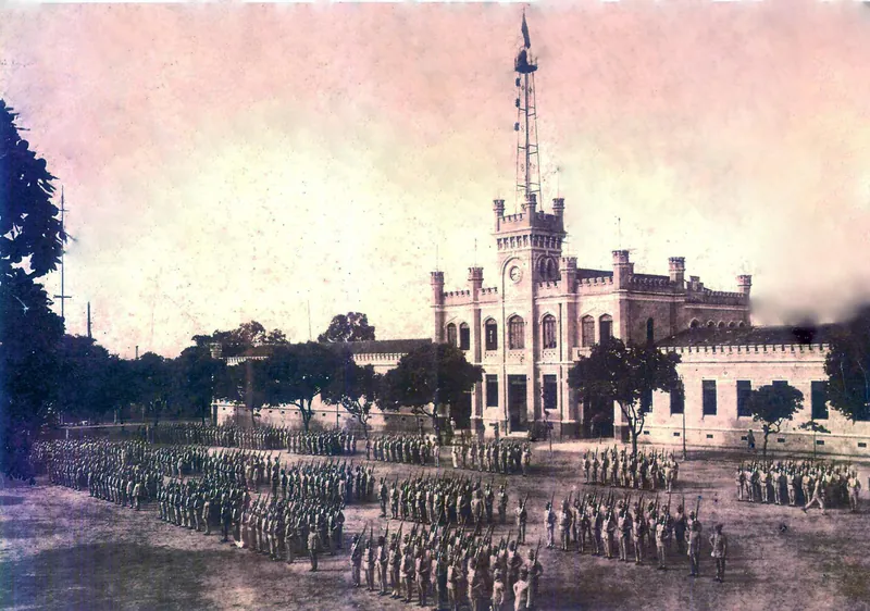 Formatura histórica da tropa diante da torre do relógio da Fortaleza de São José