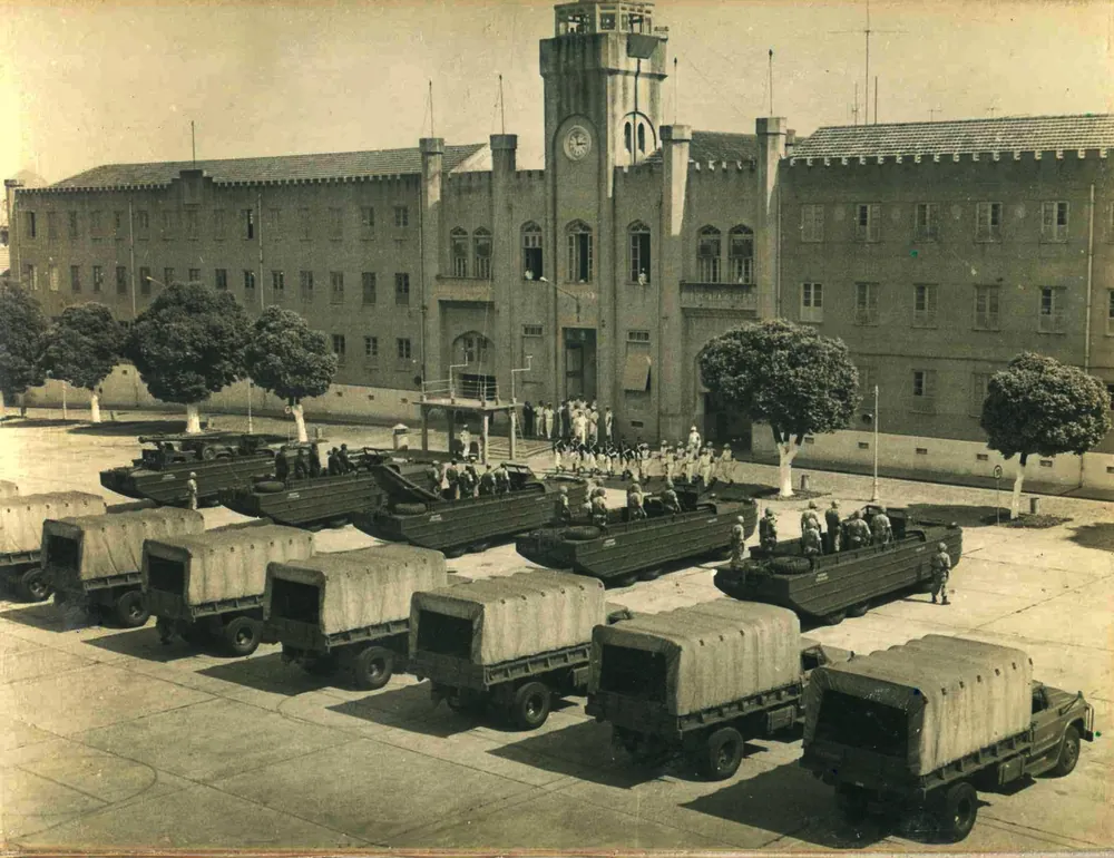 Fotografia histórica do pátio da Fortaleza de São José, na Ilha das Cobras, com viaturas anfíbias dos Fuzileiros Navais diante do quartel