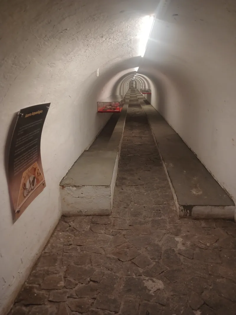 Galeria subterrânea da Ilha das Cobras com piso de pedra