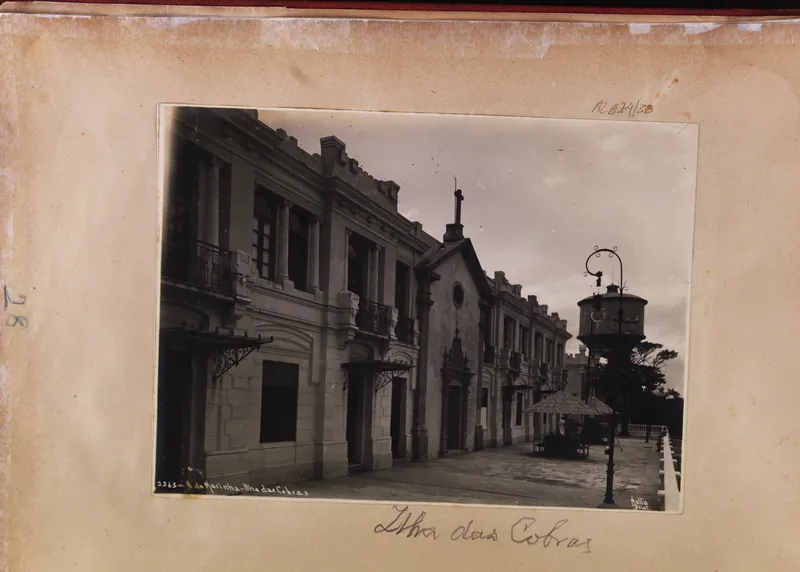 Fotografia antiga de rua interna da Ilha das Cobras, com a Capela de São José