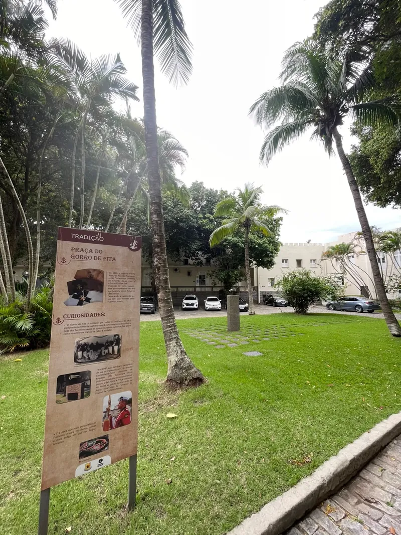 Placa informativa da Praça do Gorro de Fita