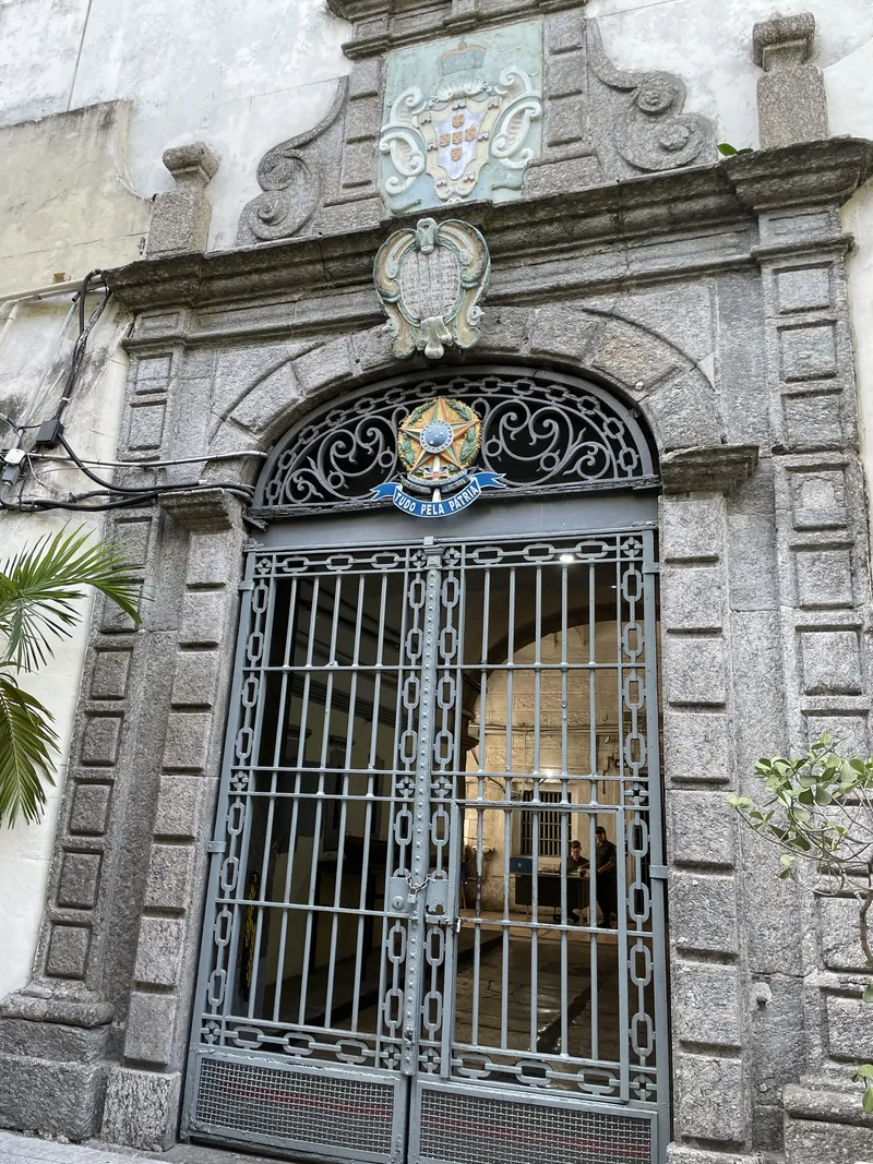 Portão antigo do Forte do Meio, tombado pelo IPHAN, com a placa de lioz de 1736