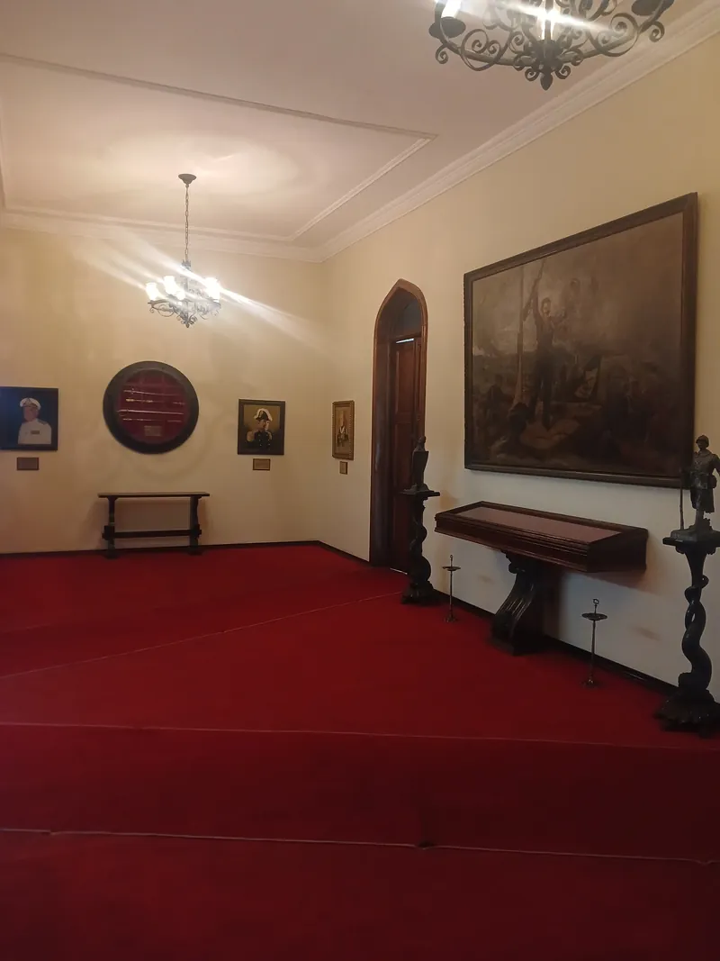 Salão Sebastopol, com quadros e vitrine