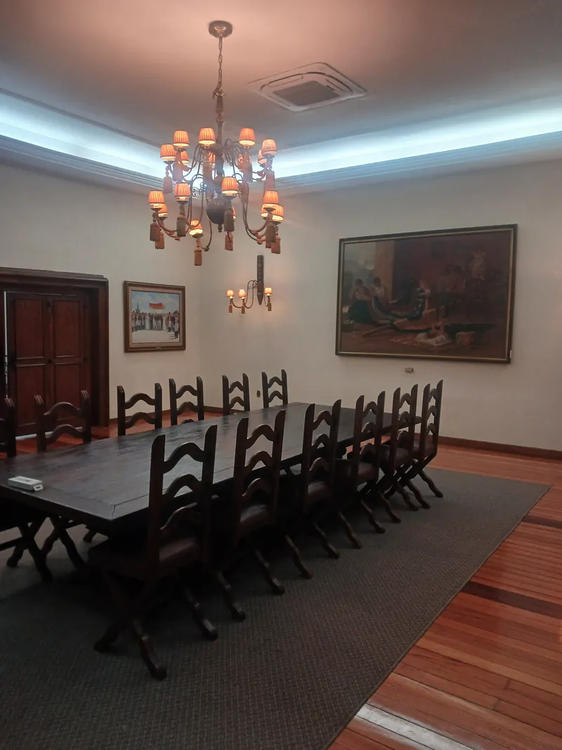Salão Sete de Março com lustre e mesa de reuniões