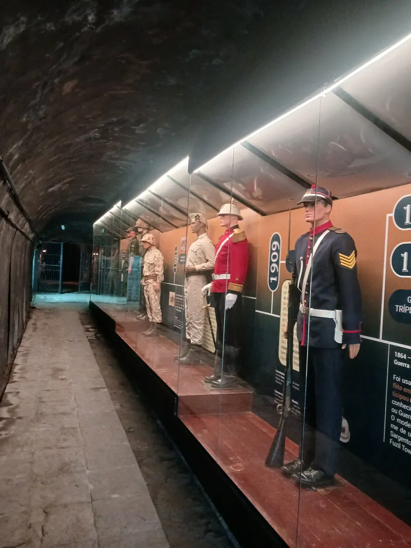 Túnel dos Uniformes do Museu do CFN, com manequins vestindo fardamentos históricos dos Fuzileiros Navais