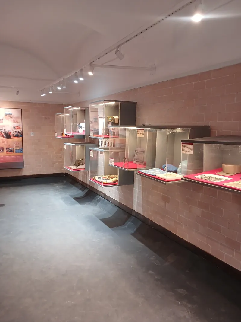 Vitrines da exposição permanente na Cisterna do Museu do CFN